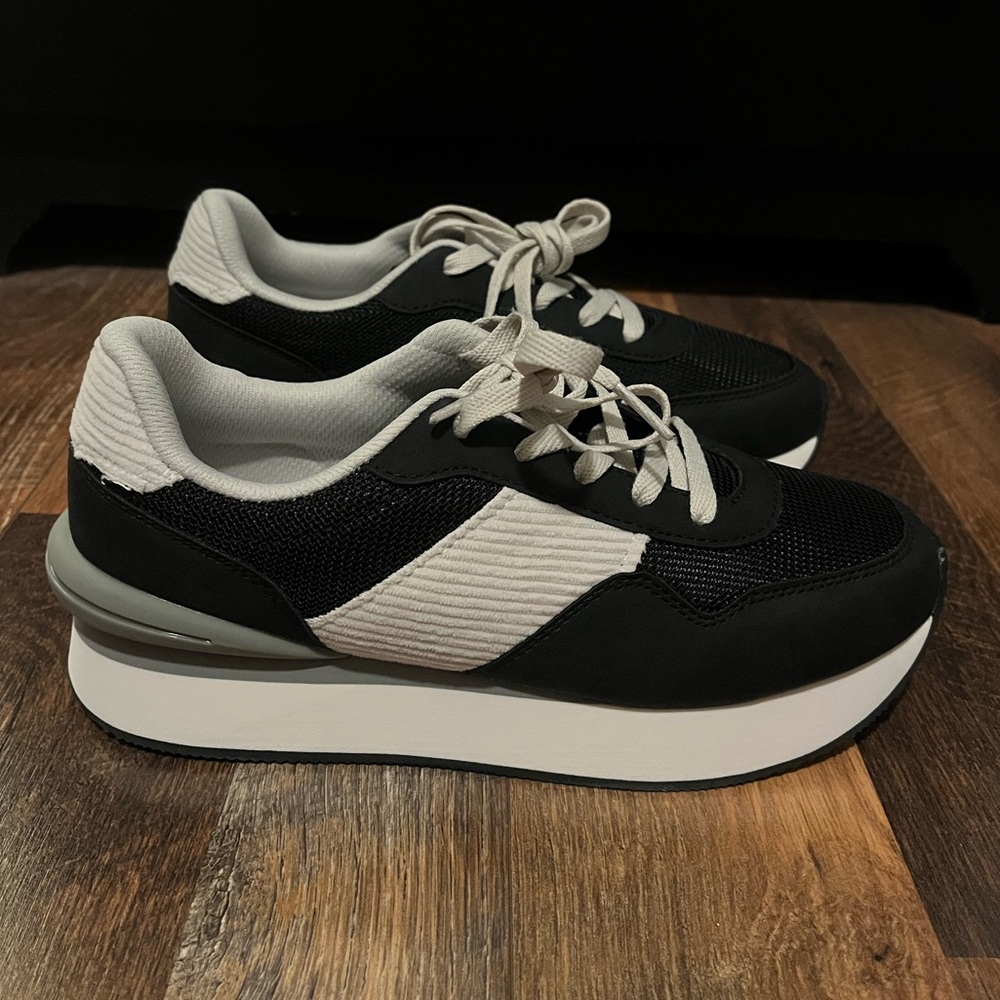 BRAND NEW Wide Dream Pairs Black/White/Gray Sneakers